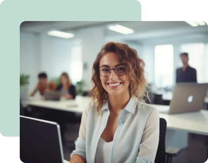 mujer con portatil usando Gesfincas